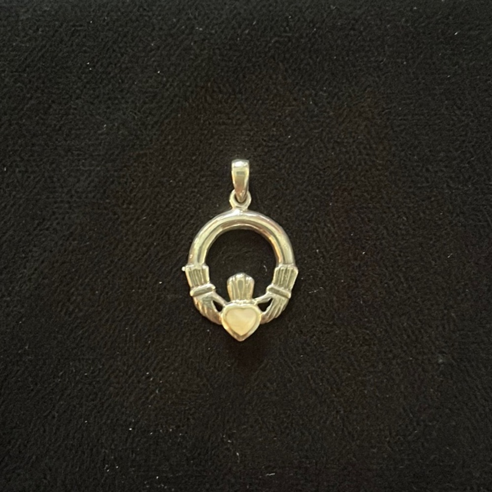 Vintage Sterling silver claddagh pendant